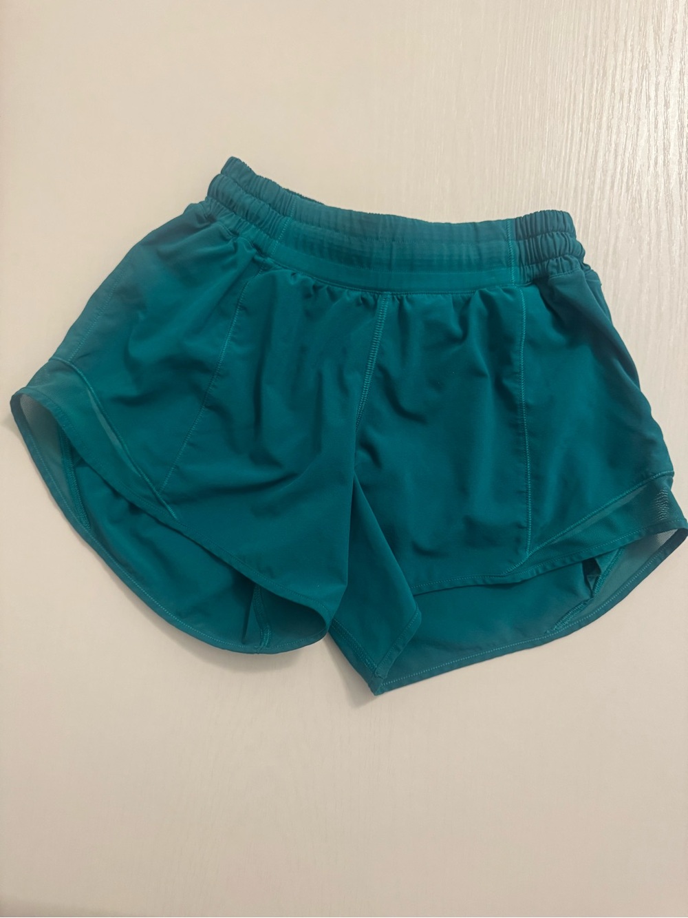 Lululemon Women’s Hotty Hot High-Rise Lined Shorts 4” in Green